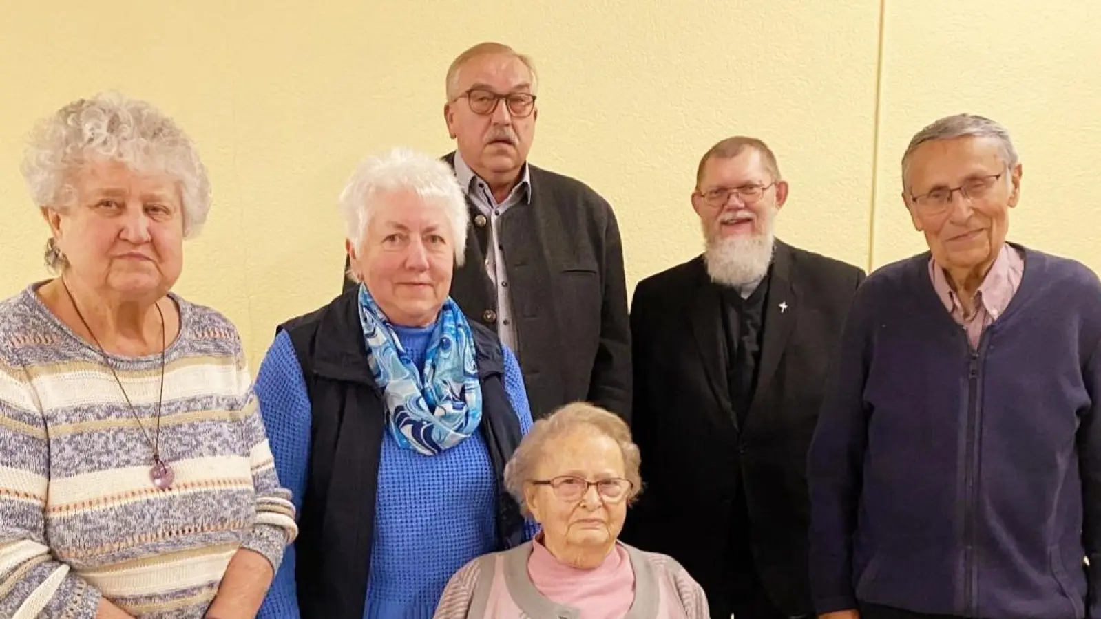 Elisabeth Hollmann (sitzend), Christa Judas, Margarethe Schulda, Franz Döllinger, Pfarrer Ploss und Alois Übelmesser (von links) da. (Bild: Anita Hermann)