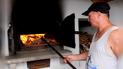 Aus dem Holzbackofen kommen die guten Sachen. (Archivbild: Fred Lehner)