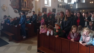 Kinder vom Kinderhaus St. Anna mit ihren Erzieherinnen. (Bild: Petra Hartinger )