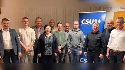 Die Vorstandschaft der CSU-Massenricht. Von links: Christian Gnan (Ortsvorsitzender Ehenfeld, Fraktionsvorsitzender), Max Fellner, Ortsvorsitzender Josef Luber, Gisela Luber, Michael Fellner, Leon Wisgickl, Dieter Kohl, Dieter Kohl, Martin Merkl (Ortsvorsitzender Hirschau, Fraktionsvorsitzender), Herbert Rauch, Bürgermeister Hermann Falk. (Bild: Martin Rumpler)