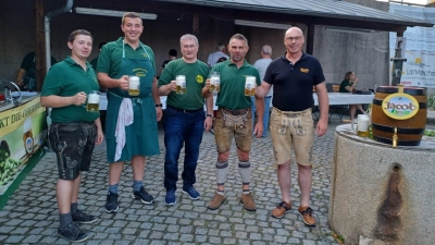 2. Vorsitzender Philipp Meindl, Landjugend-Vorstand Jonas Reis, 1. Vorsitzender der Siedlergemeinschaft Pfreimd, Franz Heininger, 1. Vorsitzender Thomas Blau und Markus Lernbecher, Vertreter der Brauerei Jacob, nach dem Bieranstich (von links).  (Bild: Nadine Blau)