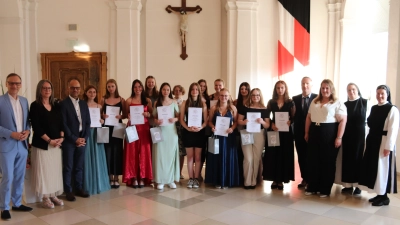 Die Einser-Schülerinnen um Schulbeste Lieselotte Slany (Vierte von links) zusammen mit Bürgermeister Bernd Sommer, Schulleiterin Kerstin Reiter, stellvertretendem Landrat Dr. Alfred Scheidler (von links), 10a-Klassenleiterin Maud Simon (Neunte von links) und den Schwestern Raphaela Kratzer und Sophia Schlembach sowie 10b-Klassenleiterin Verena Pentner und Elternbeiratsvorsitzendem Alexander Wurm (von rechts). (Bild: Gerhard Skupin/exb)