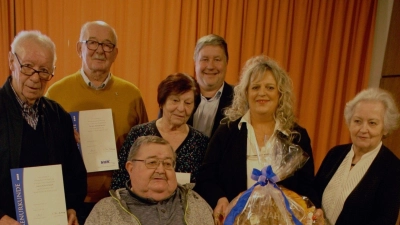 Ehrungen beim VdK Auerbach: (sitzend) Joachim Kugler, (stehend, von links) Jakob Kirzdörfer, Georg Benaburger, Barbara Schreglmann, Dritter Bürgermeister Michael Streit, Vorsitzende Heidi Deinlein und Kreisverbandsvorsitzende Marianne Kies-Baldasty. (Bild: R. Deinlein/exb)