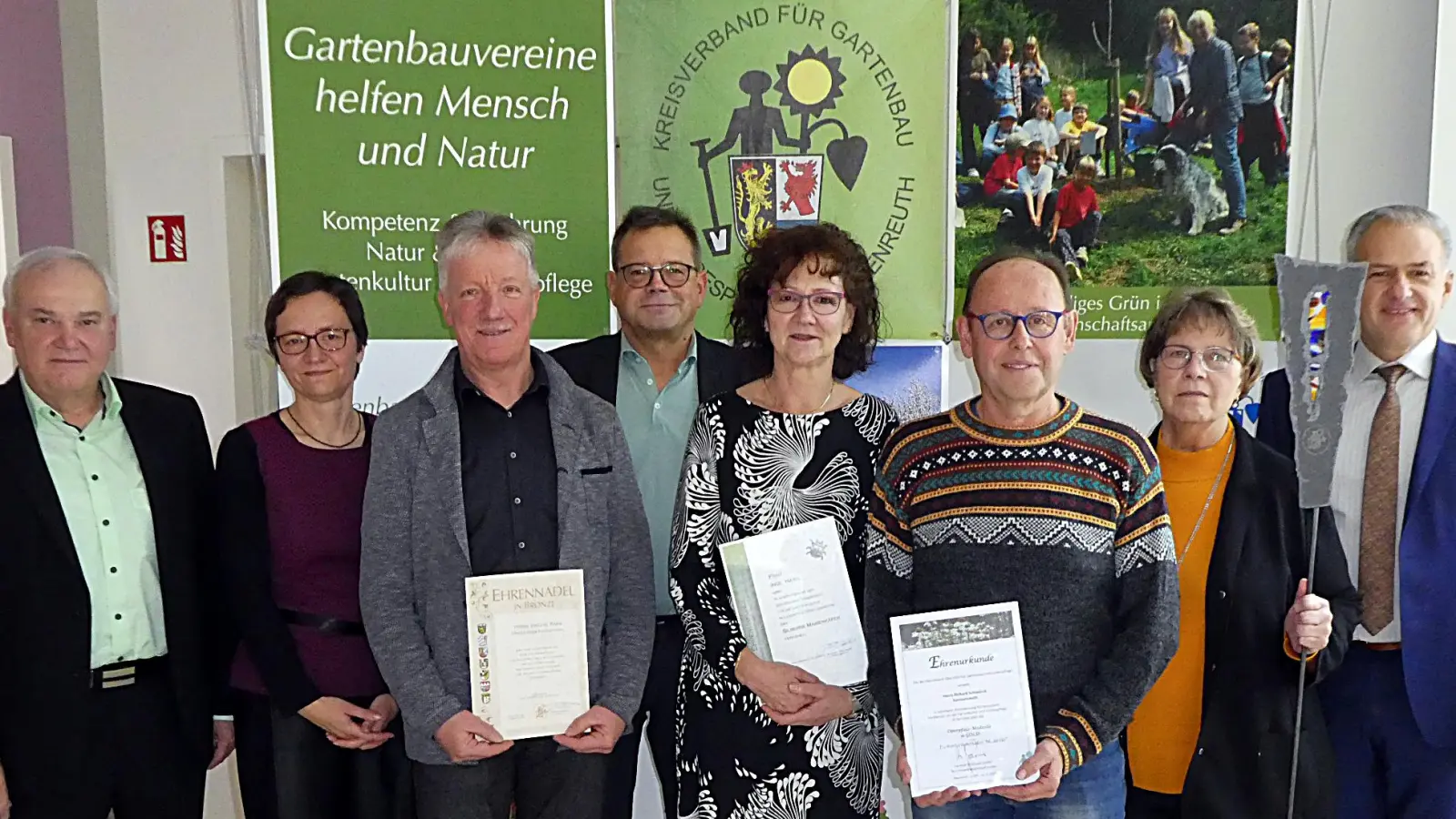 Drei Ehrungen gab es für besondere Verdienste: Von links bürgermeister Günter Kopp, Fachberaterin Manuela Pappenberger, Vincenz Rahn, Fachberater Harald Schlöger, Zweite Vorsitzende Inge Härtl, Jugendsprecher Richard Schiedeck, Inge Geißler und Landrat Roland Grillmeier. (Bild: Landratsamt Tirschenreuth/exb)