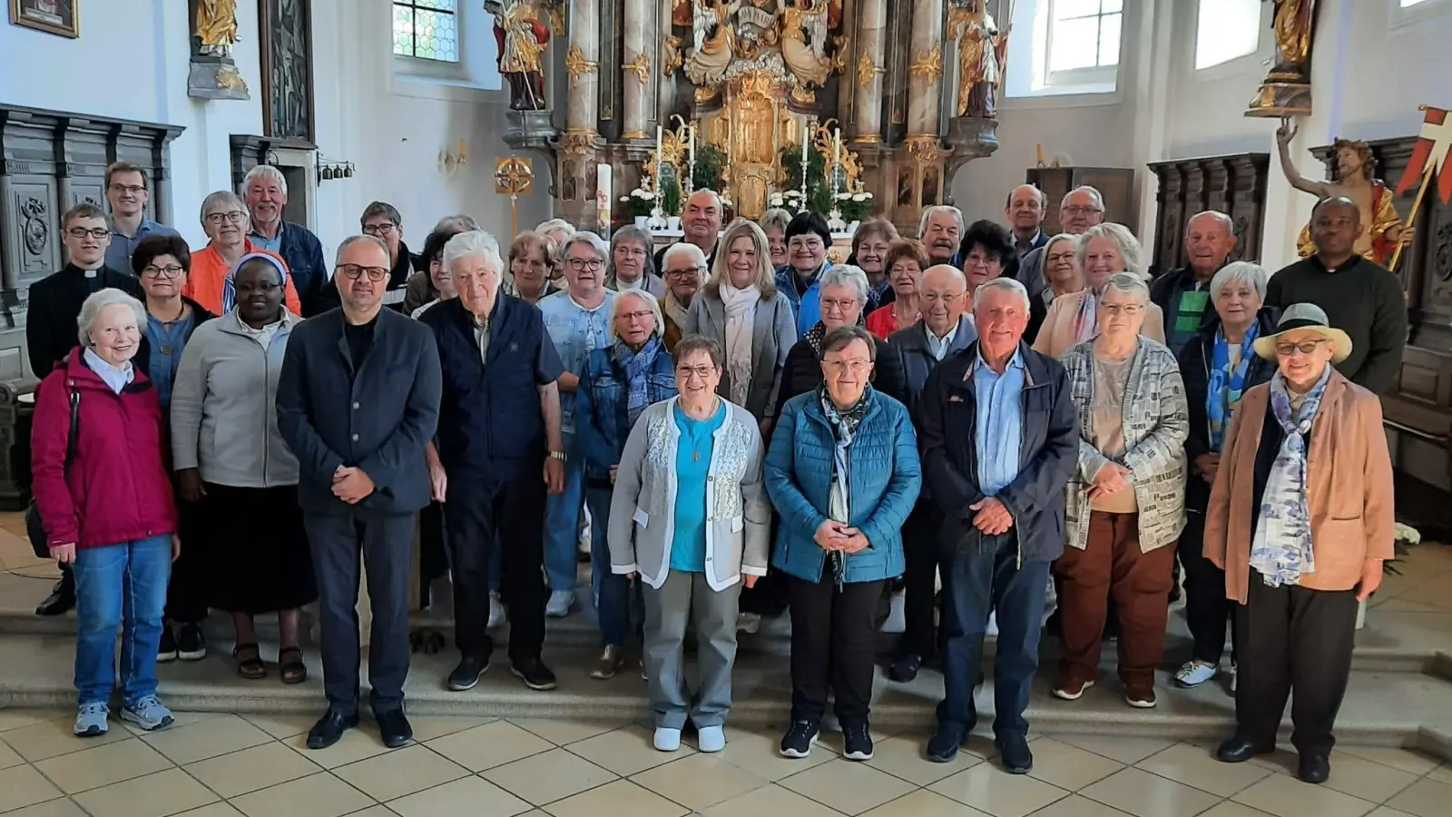 Alle MesnerInnen stellten sich zu einem gemeinsamen Gruppenbild vor dem Altar der Stadtpfarrkirche Maria Himmelfahrt in Bad Kötzting auf. (Bild: Josef Pflug)