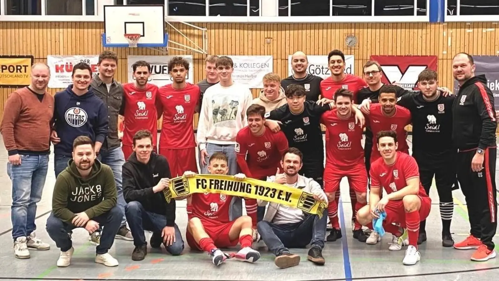 „Freihung und der SSV!” - Die siegreiche Mannschaft der Jahn-Futsaler mit ihrem Kapitän und Spielertrainer Lucas Silveira Kruel (sitzend Mitte) und Sportlichem Leiter Florian Roth (hintere Reihe, Erster von rechts) freute sich über den Besuch der Freihunger Fußballer samt Trainer Dominik Dontschenko (Erster von links) und Abteilungsleiter Waldemar Welsch (ebenfalls sitzend Bildmitte). (Bild: Waldemar Welsch)