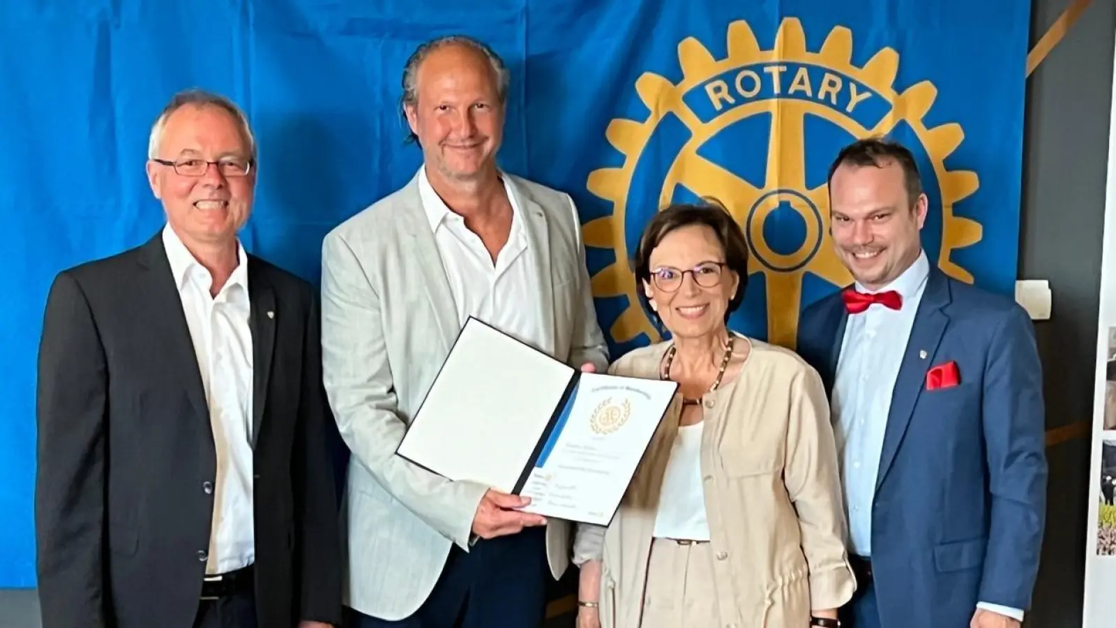 Aufnahme Andreas Hacker in den Rotary Club Oberpfälzer Wald/Oberviechtach<br>li nach re: Präsident Manfred Sax, Neumitglied Andreas Hacker, Past Präsidentin Emilia Müller, Sekretär 2023/24 Dr. Florian Schwindler<br> (Bild: Elke Reinhart)