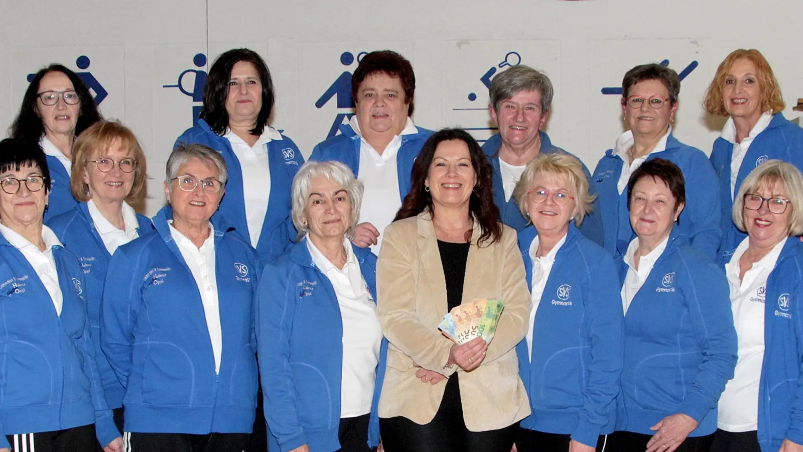 Die Frauen der Gymnastikgruppe des SVS Schönhaid übergaben Claudia Grillmeier, Schirmherrin der Aktion Lichtblicke, eine Spende von 300 Euro. (Bild: Lisa Langer/exb)