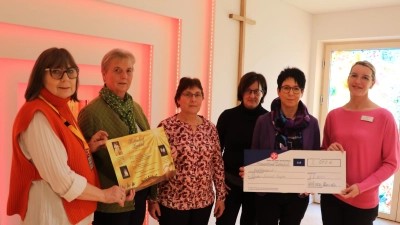 Gisela Pöhler (1. Vorsitzende Hospizverein Schwandorf Stadt und Land), Gisela Ries, Sonja Heinrich, Manuela Weickmann, Irmgard Eckl, Katharina Salbeck (Leitung Bruder-Gerhard-Hospiz)-von links.  (Bild: Brigitte Zilch/exb)