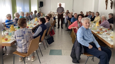 Referent Konrektor a.D. Ferdinand Schönberger inmitten der Senioren  (Bild: Margit Konze)