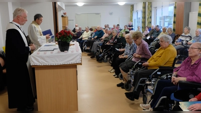 Pfarrer Wilfried Römischer und Pfarrer Max Früchtl (Bild von links) gestalteten eine würdevolle ökumenische Gottesdienstfeier im Seniorenwohnheim „Am Reiserwinkel” zum Gedenken der Verstorbenen Heimbewohner der letzten zwölf Monate (Bild: Fred Lehner )