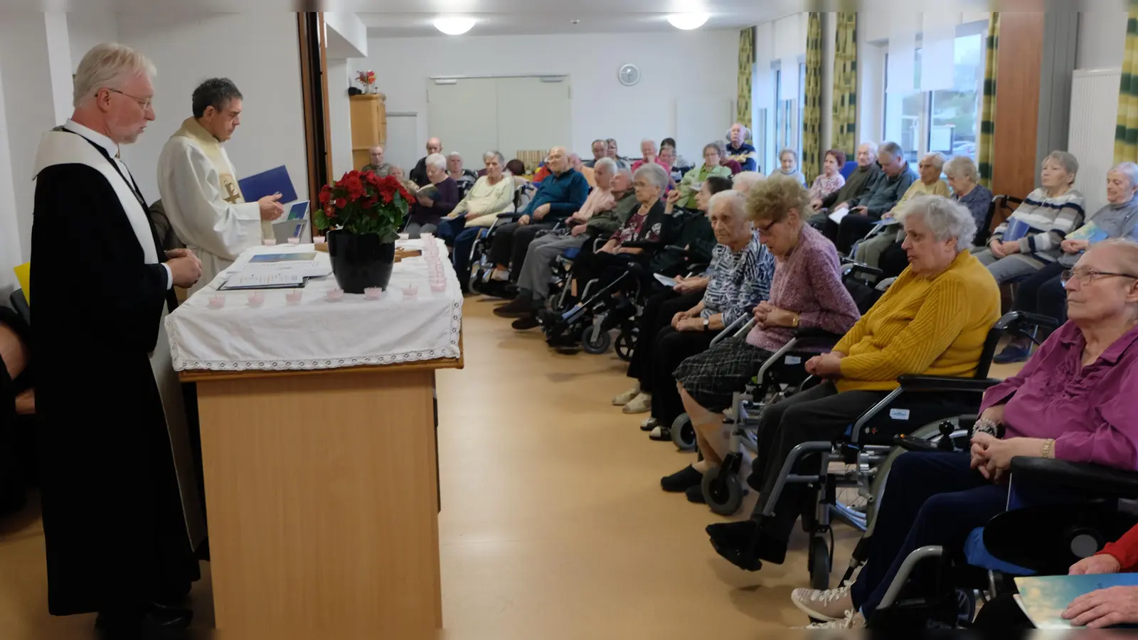 Pfarrer Wilfried Römischer und Pfarrer Max Früchtl (Bild von links) gestalteten eine würdevolle ökumenische Gottesdienstfeier im Seniorenwohnheim „Am Reiserwinkel” zum Gedenken der Verstorbenen Heimbewohner der letzten zwölf Monate (Bild: Fred Lehner )