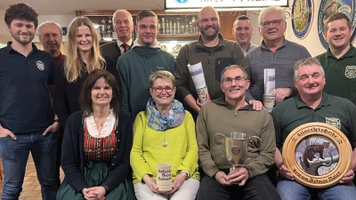 Nach der Siegerehrung der Stadtmeisterschaft und des Silvesterschießens der Stadtschützen Pfreimd entstand das Gruppenbild. (Bild: Karin Ruhland/exb)