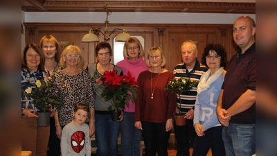 von links: Die anwesenden Sonderpreise: Petra Danhauser, Bgm: Brigitte Bachmann, Anni Kormann, Petra Kölbel, Inge Ertel, Inge Pilhofer, Heinz Mauser Anita Utz und der Kreisfachberater Markus Fuchs (ganz vorne: Kormann junior)<br> (Bild: sis)