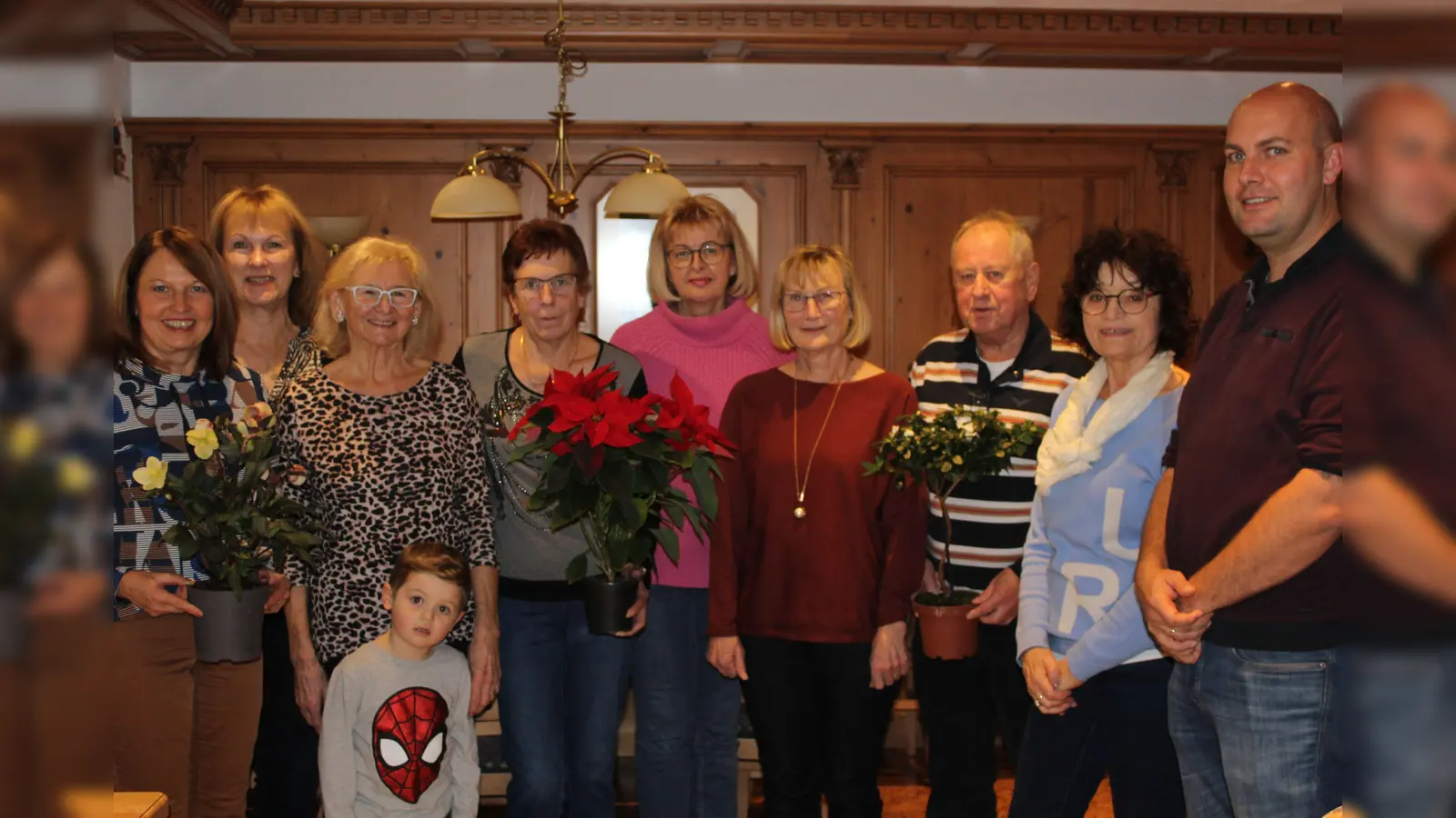 von links: Die anwesenden Sonderpreise: Petra Danhauser, Bgm: Brigitte Bachmann, Anni Kormann, Petra Kölbel, Inge Ertel, Inge Pilhofer, Heinz Mauser Anita Utz und der Kreisfachberater Markus Fuchs (ganz vorne: Kormann junior)<br> (Bild: sis)