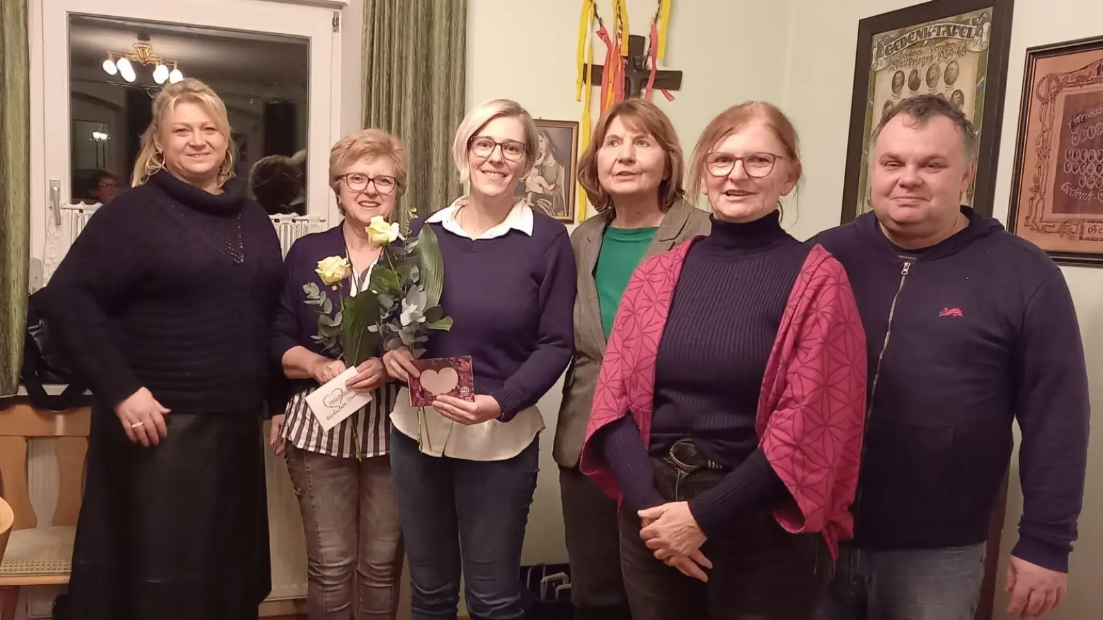 Kerstin Aufschneider vom Diözesanverband Regensburg (von links) mit den Geehrten des KDFB Wildenau Waltraud Walter (40 Jahre), Stephanie Kink (10 Jahre) sowie der Bezirksvorsitzenden Neustadt/WN Inge Trottmann, Erster Vorsitzender Brigitte Rosenberger und Pfarrer Matthias Nowotny. (Bild: Gabi Zeitler/exb)