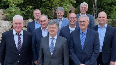 Vorstand des Lions Club Amberg: 1. Reihe von links Klaus-Peter Kohl (Seniorenbeauftragter), Toni Donhauser (Präsident), Jean-Paul Op de Laak (Vizepräsident), 2. Reihe von links Prof. Dr. Volker Groß (Clubmaster), Helmut Weigl (2. Vizepräsident und Sekretär), Tobias Kinzler (Pastpräsident), 3. Reihe von links Andreas Herrmann (Vorsitzender Lions Hilfswerk), Armin Müller (Vertreter Serviceclubs), Prof. Dr. Hans Bäumler (Schatzmeister). (Bild: Prof. Dr. Volker Groß)