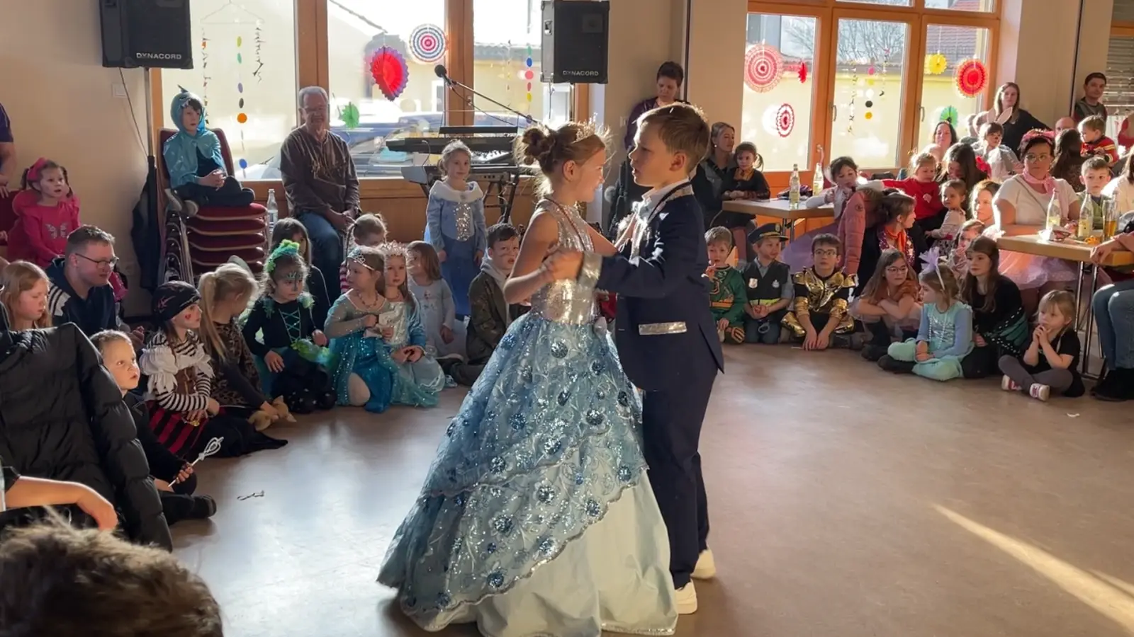 Das Kinderprinzenpaar tanzt beim Kinderfasching im Pfarrheim Stulln (Bild: Stefan Wittmann)