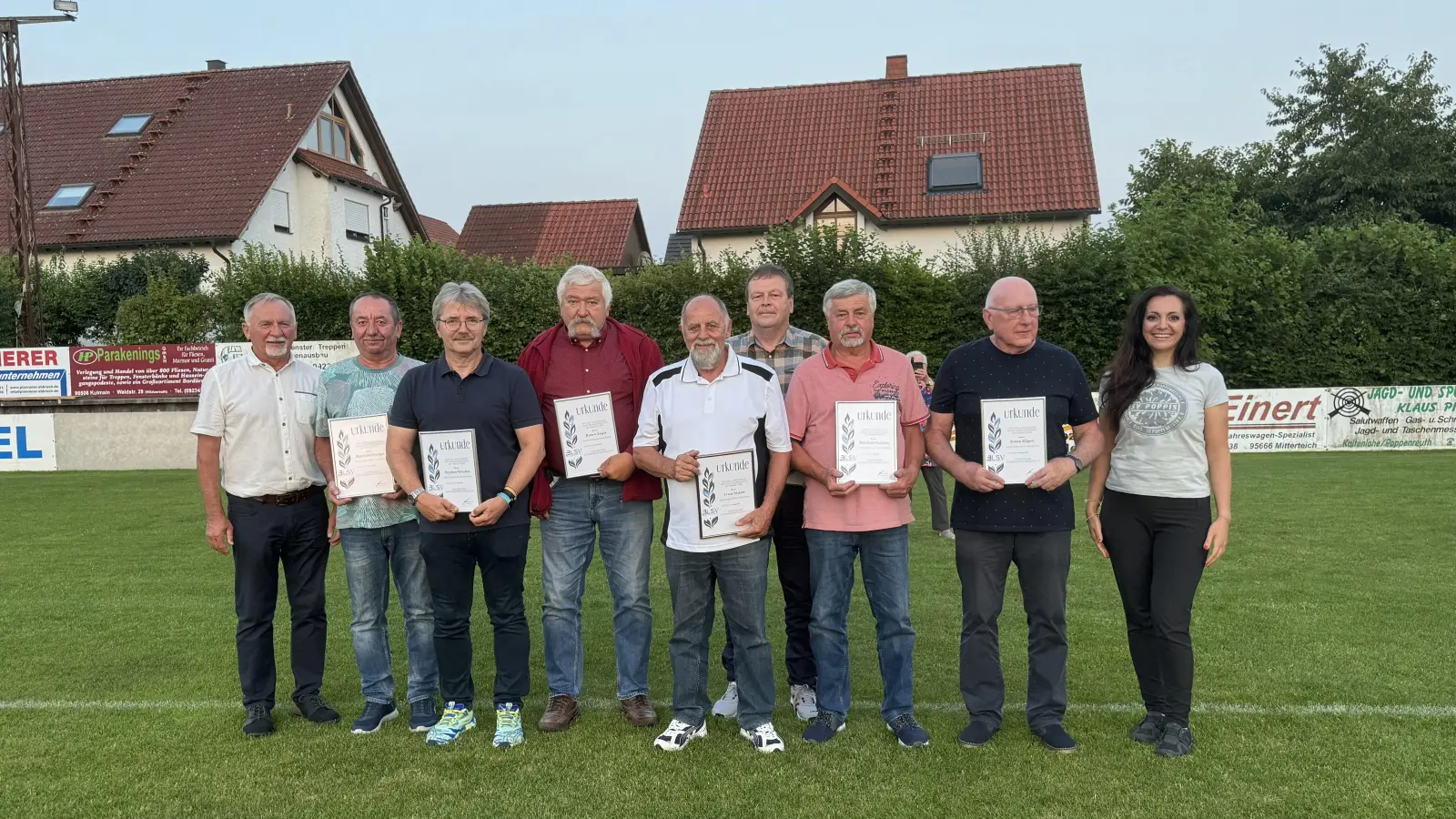 Die treuen Mitglieder sind das Fundament des SV Poppenreuth. Im Bild von links Vorsitzender Heribert Pickert, Reinhold Strenge, Stephan Schultes, Robert Legat, Hans Malzer, Bernhard Hamann, Reinhold Fachtan, Erwin Kilgert und Bürgermeisterin Margit Bayer. (Bild: Oswald Zintl)