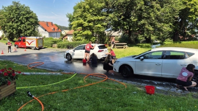 Die Festdamen der Feuerwehr Griesbach reinigten gegen eine Spende für ihre Kleiderkasse über 40 Fahrzeuge. (Bild: Katharina Schöner/exb)