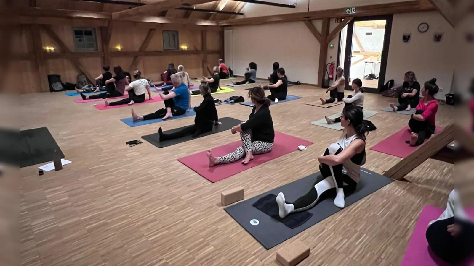 Yogastunde bei der Museumsnacht in Konnersreuth. (Bild: Nina Meixner)