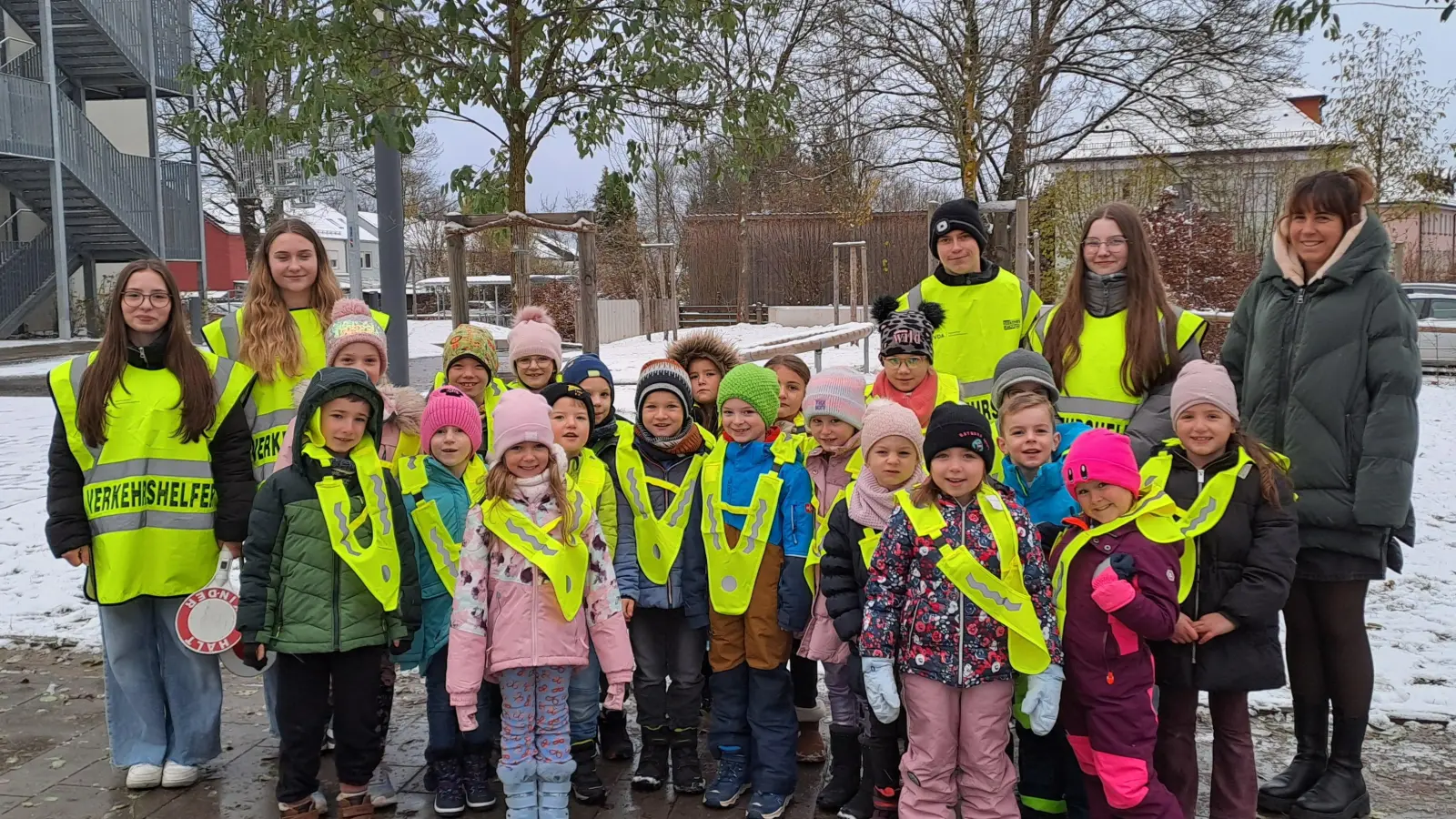 Die Klasse 1 c nach den praktischen Übungen mit dem Team der Schülerlotsen der M 10.  (Bild: Kerstin Rustler)