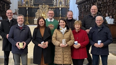 Amtseinführung der neu gewählten Kirchenverwaltung: Oskar Sommer, Martin Rosner, Judith Müller, Pfarrer Dr. Thomas Vogl, Cordula Heinzl, Wolfgang Bäumler, Matthias Pinzer, Ernst Döllinger (v.l.n.r). Nicht auf dem Bild Andreas Rosner (Bild: Markus Scharnagl)