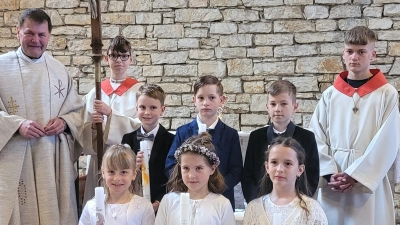 Pfarrer Hans Zeltsperger und die Ministranten mit den Erstkommunionkindern. (Bild: Anja Thomas/exb)