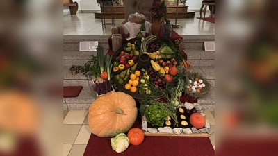 Auf dem Bild der reichlich gefüllte Erntedankaltar in der Pfarrkirche Neusorg. (Bild: Alexander Hörl)