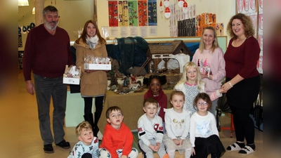 Alle acht Gruppen des Kinderhauses erhielten vom Förderverein des Kinderhauses St. Elisabeth eine Spende in Höhe von jeweils 100 Euro. Kinder sowie Erzieher freuen sich und können sich davon kleine Wünsche erfüllen. Von links: Josef Schreglmann (Vorstand Förderverein), Hannah Kirch (Vorstand Elternbeirat), Erzieherin Sabrina Steger und Maria Hertrich (Bürokraft). (Bild: Petra Lettner)