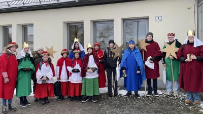 Die Freihunger Ministranten am Beginn der Sternsinger-Aktion vor dem Kath. Pfarrheim  (Bild: Irmgard Harrer)