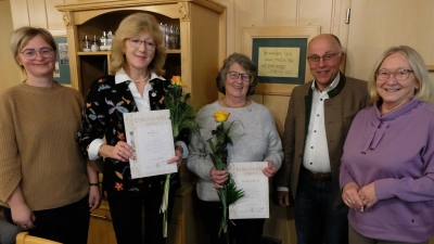 Im Mittelpunkt der Herbstversammlung stand die Ehrung langjähriger Mitglieder. Von links: Kreisfachberaterin Maria Treiber, Inge Ertl, Edith Lederer, Kreisvorsitzender Albert Nickl und Ortsvorsitzende Rita Rosner. (Bild: Fred Lehner)