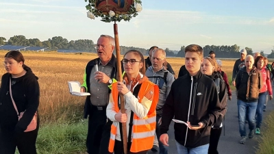 Die Pilger aus Großschönbrunn auf ihrem Weg zum Mariahilfberg in Amberg.  (Bild: Stephanie Lederer/exb)