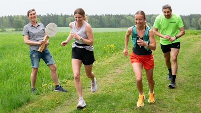 Und los geht’s!<br>Stellvertretende Kolpingvorsitzende Barbara Kaßeckert (links) gibt das Startsignal für den zweiten Kolping-Spendenlauf in Friedenfels. (Bild: Luis Kaßeckert)