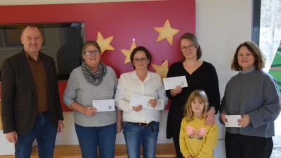 Von links: Bürgermeister Erich Meidinger, Monika Sütterlin (Bücherei), Ulrike Erlbacher (Grundschule), Michaela Pille (Kindergarten Sonnenschein 1) mit Tochter Nora und Lilli Nistschuk (Offene Ganztagesbetreuung).  (Bild: Paul Böhm)