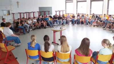 Die Schüler des Nabburger Gymnasiums stellten der Besucherin Elisabeth Gross sehr viele Fragen und zeigten ein großes Interesse. (Bild: Nadine Kilgert-Bartonek )