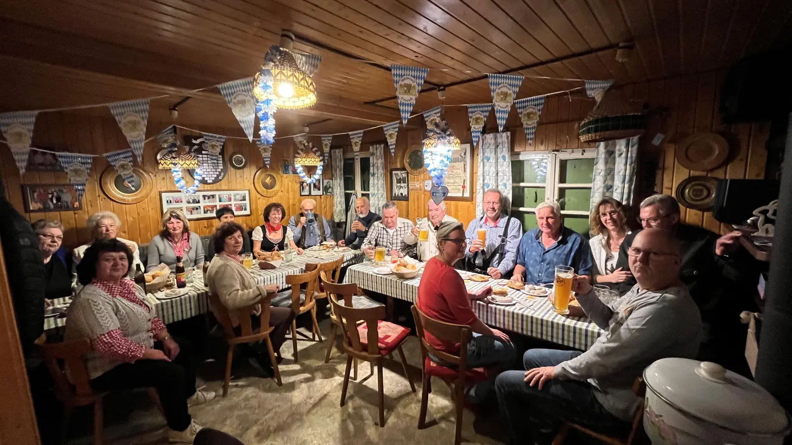 Die Aquarianer beim Weißwurstessen, in Feierstimmung. (Bild: Tamara Kraus )