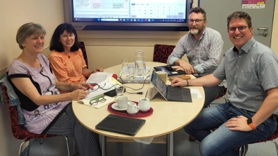 Lenka Kudrličková und Šárka Adamcová vom Gymnázium Jirovcova 8 aus Budweis im intensiven Austausch mit Christian-Rudolf Bauer und Bernd Bischoff über den langen Weg der Digitalisierung an der Gregor-von-Scherr-Schule (Bild: Melanie Wagner)