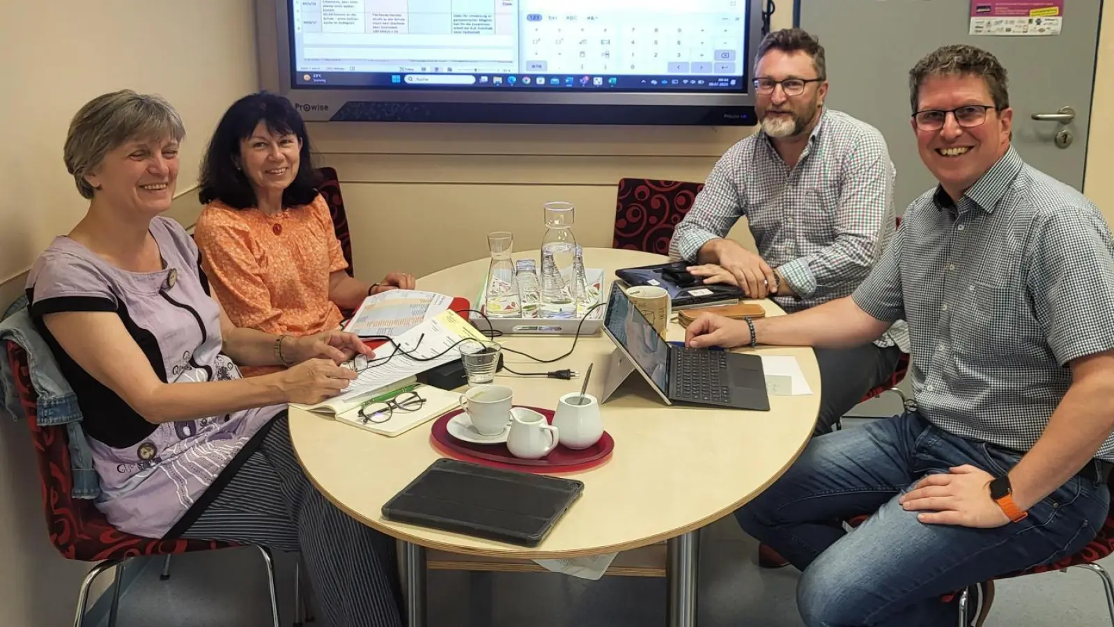 Lenka Kudrličková und Šárka Adamcová vom Gymnázium Jirovcova 8 aus Budweis im intensiven Austausch mit Christian-Rudolf Bauer und Bernd Bischoff über den langen Weg der Digitalisierung an der Gregor-von-Scherr-Schule (Bild: Melanie Wagner)