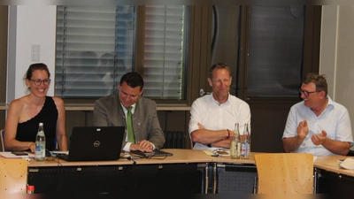 Aufgrund einer Vielzahl von erfolgreich initiierten LEADER-Förderprojekten in der Region herrschte gute Laune bei der LAG-Vollversammlung LAG-Managerin Stephanie Dotzler, Landrat Thomas Ebeling, Christian Meyer vom Landratsamt und Hans-Michael Pilz (Leader-Manager der Oberpfalz)-von links (Bild: Manuel Lischka)