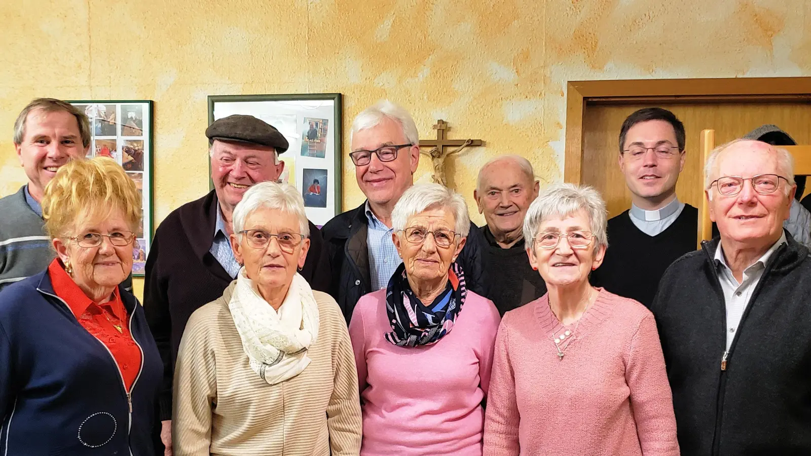 Die KAB Schmidmühlen ehrt ihre Gründungsmitglieder. Ihnen gratulieren Pfarrer Werner Sulzer (hintere Reihe, links), Diözesanpräses Stephan Rödl (hintere Reihe, rechts) und Teamsprecher Erich Jeziorowski (rechts). (Bild: bjo)