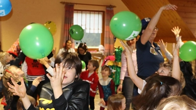 Der Luftballontanz bringt die Gäste des Kinderfaschings im Sportheim des FC Edelsfeld auf die Beine. (Bild: gru)