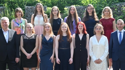 Die besten Absolventen des Gregor-Mendel-Gymnasiums mit Lehrern (von links): Oberstudiendirektor Christian Zenger, Paulina Lösch, Isabel Wöllmer, Laura Lösche, Celina Becker, Lisa-Christin Leitz, Amelie Gruber, Marta Schröck, Marietta König, Lisa-Marie Englmann, Lila Heldmann, Elisabeth Weiß und Oberstufenkoordinator Rüdiger Gleis. (Bild: gf)