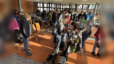 Großer Andrang herrscht beim Ski- und Wintersportbasar des Skiclubs Pistenschwinger Gössenreuth. (Bild: mor)