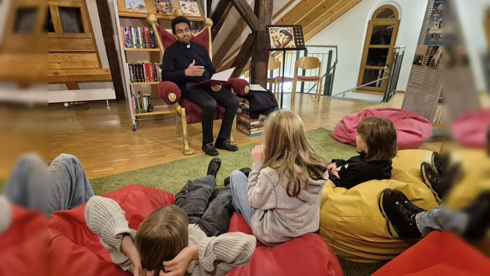 Beim Leseabend der Kolpingsfamilie stellte das Team der Stadtbücherei aktuelle Bücher vor. Für die Kinder las Pfarrvikar P. Joseph aus seiner indischen Heimat vor.  (Bild: Georg Hirmer)