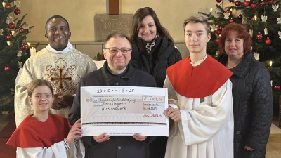 Pfarrer Markus Bruckner (vorne Mitte), Pfarrvikar Dr. Linus (links) bedankten sich bei den Ministrantinnen und Ministranten für das Rekord-Ergebnis bei der diesjährigen Sternsinger-Sammlung, ebenso wie die Organisatorin der Aktion Maria Bock, sowie Mesnerin Sibylle Polzin.  (Bild: Roman Melzner )