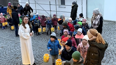 Die Kindergartenkinder von Pastoralreferentin Andrea Zeller vor der Kirche für den Einzug mit den Laternen erwartet.  (Bild: Syliva Wallinger)