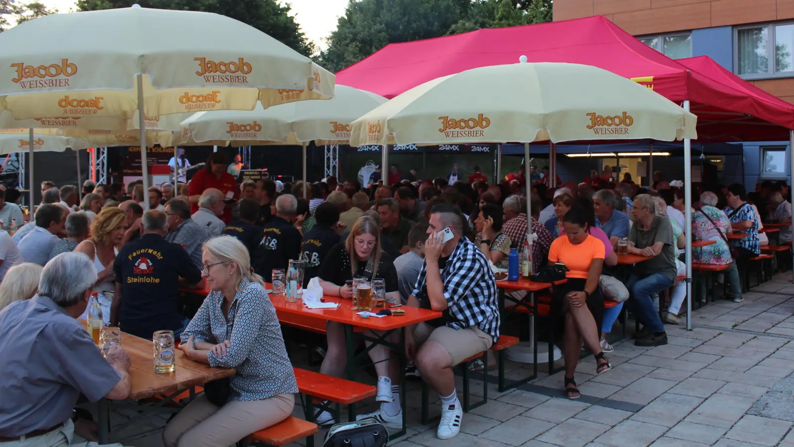 Alle Plätze waren besetzt beim Sommernachtsfest.  (Bild: Nikolaus Scherr)