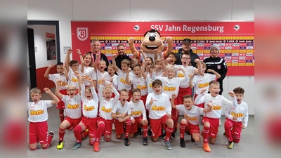 Unter den Einlaufkindern sind auch die Kinder aus Altenstadt und Parkstein dabei. Sie tragen das Trikot des SSV Jahn Regensburg. (Bild: Matthias Trescher/exb)