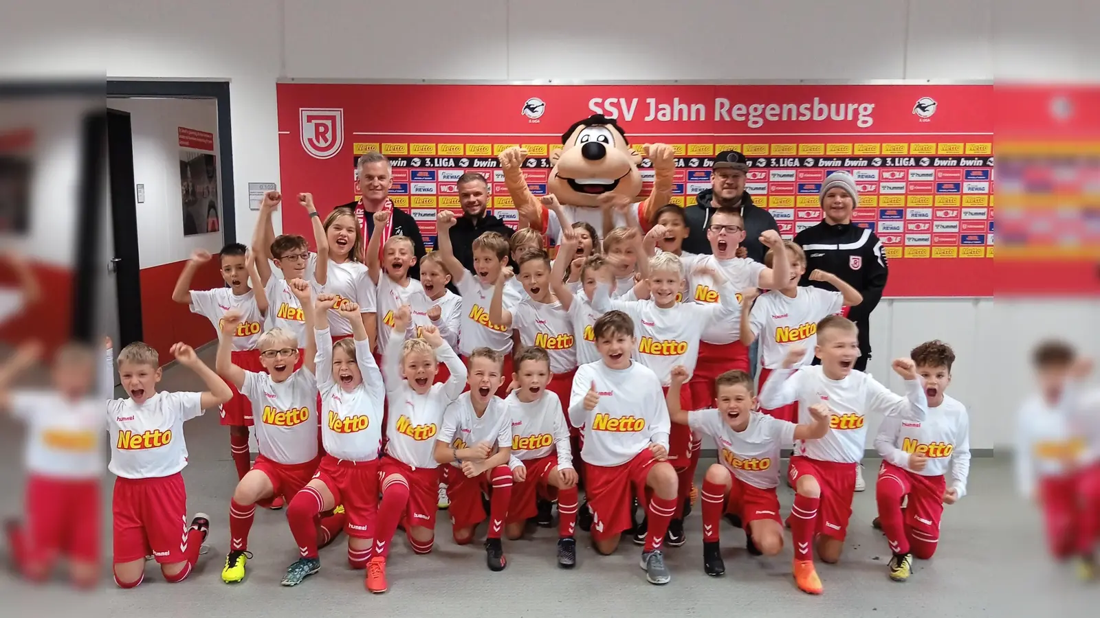 Unter den Einlaufkindern sind auch die Kinder aus Altenstadt und Parkstein dabei. Sie tragen das Trikot des SSV Jahn Regensburg. (Bild: Matthias Trescher/exb)